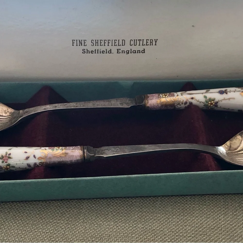 Porcelain-Handle Serving Spoon Set in Pink and White